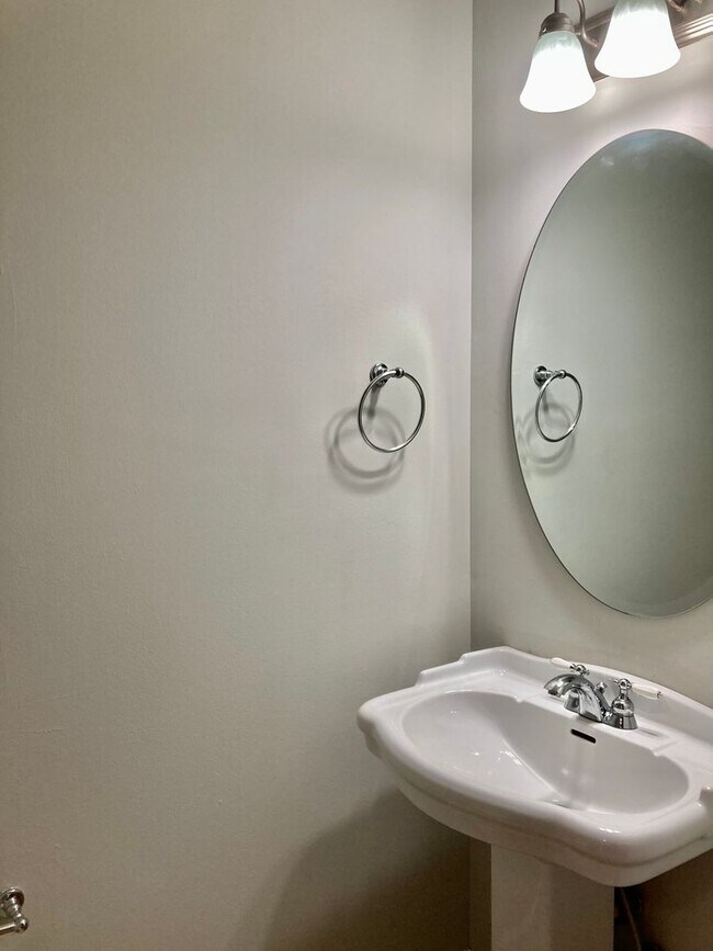 Building Photo - Charming 3 BR/2.5 bath  in a quiet, well-kept neighborhood. Convenient to schools, Tyndall AFB, s...