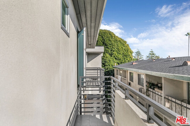 Building Photo - 2000 Beachwood Dr