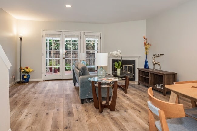 Building Photo - Spacious Downtown 2 bed/ 2.5 bath Condo - 2 blocks from Cottage!