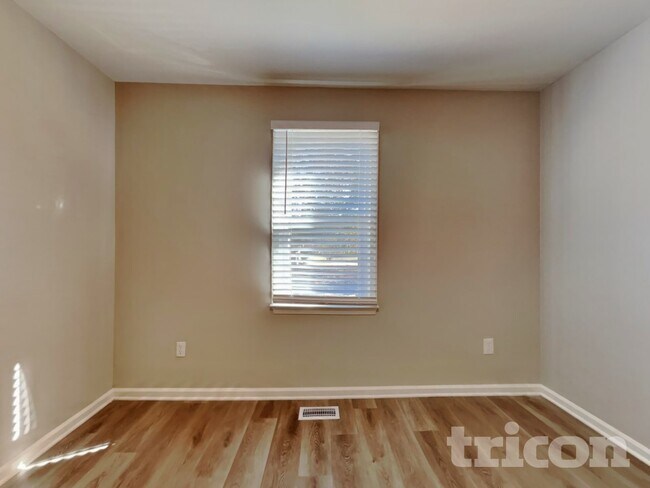 Building Photo - 101 N Lakeside Dr