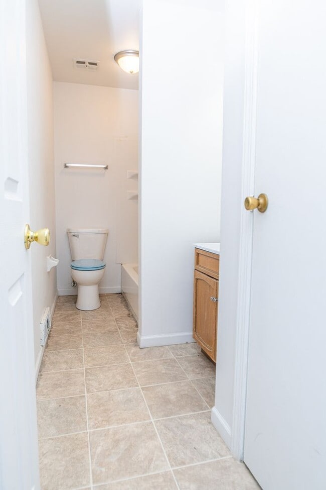 Building Photo - 2 bed 1 bath duplex in Portage