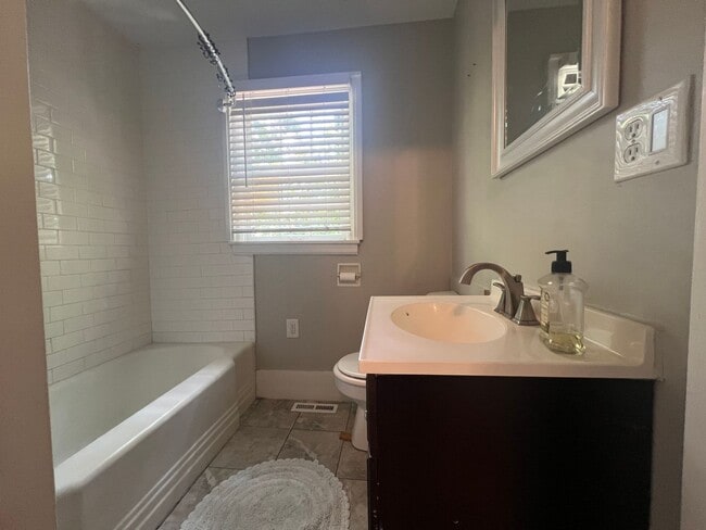 Building Photo - Fully furnished 1 bed and 1 bath duplex al...
