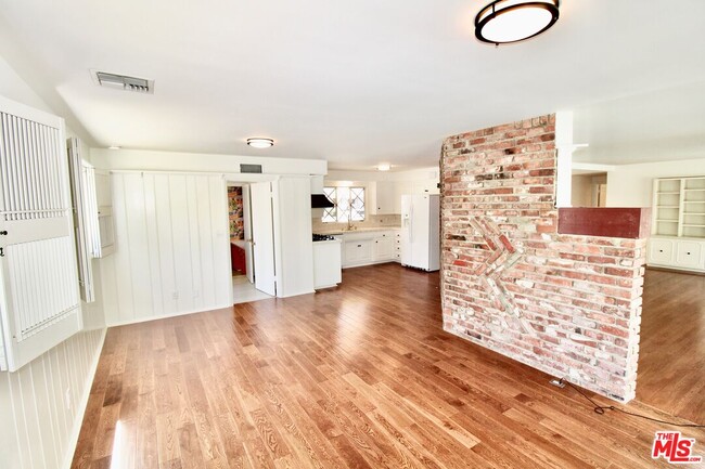 Building Photo - 23431 Clarendon St
