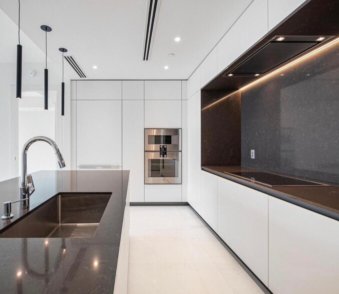 Building Photo - 300 Biscayne Boulevard Way