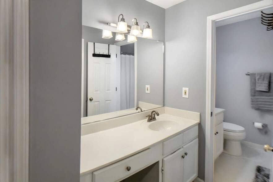 Building Photo - 3104 Pine Heights Dr NE