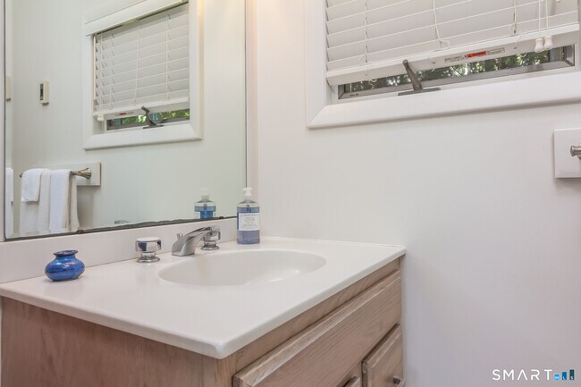 Building Photo - 116 Overshore Dr E