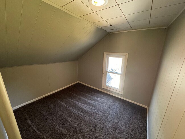 Building Photo - Spacious 3-Bedroom, 1-Bathroom Home with Pole Building – $1,525/Month