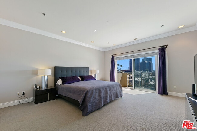 Building Photo - 11840 Dorothy St