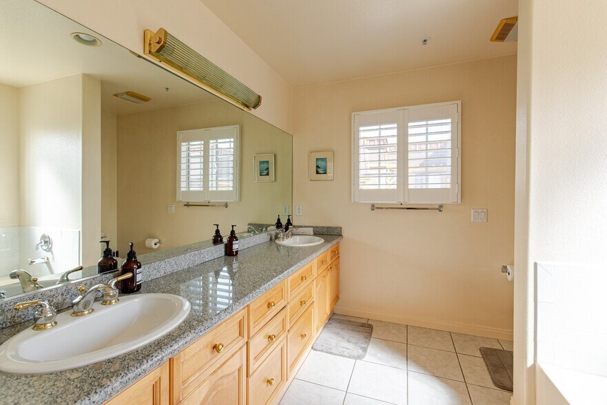 Master Bathroom - Dual Vanities - 199 N Lincoln Ave