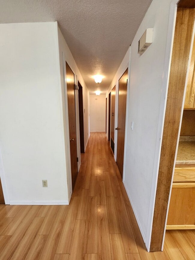 Building Photo - 2108 W 9th Pl