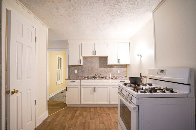 Building Photo - 32 Joy St