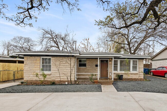 Building Photo - 2018 Remodeled 3 bed / 2 bath - wood / tile floors, fenced yard. Hyde Park / Downtown