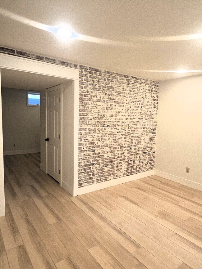 Building Photo - Spacious home in country setting, yet close to amenities