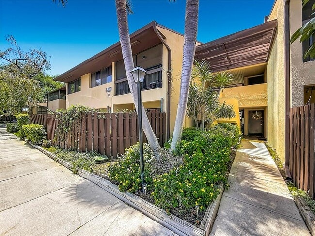 Building Photo - 890 N Village Dr