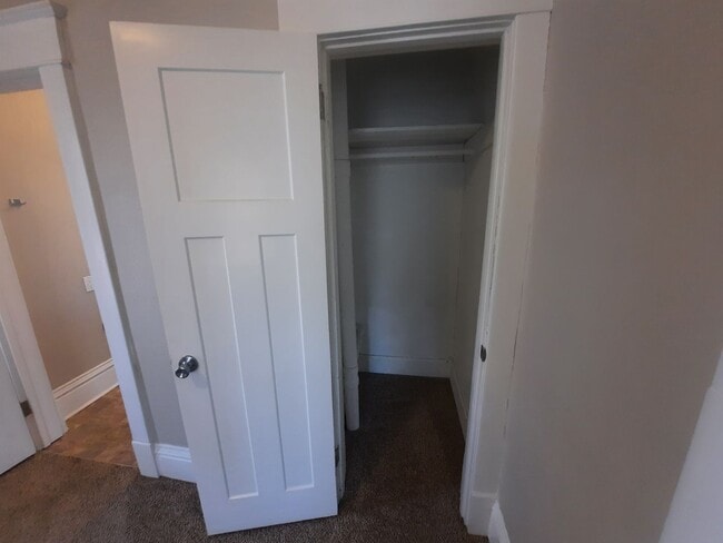 Building Photo - 2 Bedroom, 1 Bathroom home near Drake Univ...