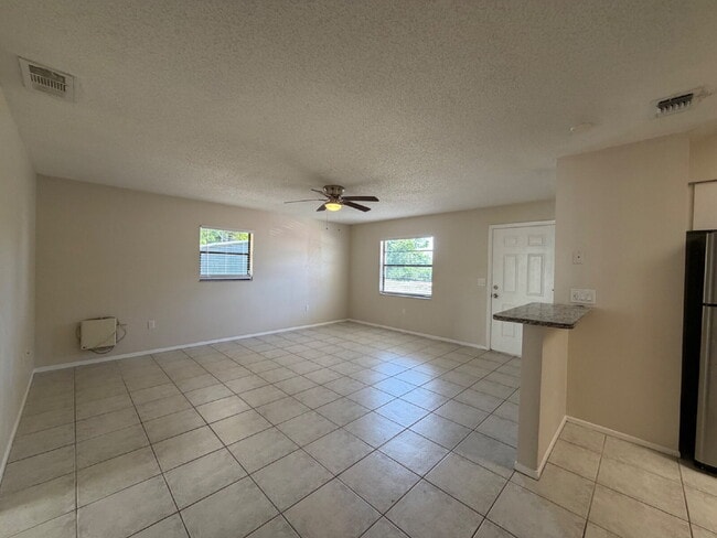 Building Photo - "Charming 2-Bed Retreat with Granite Finishes”