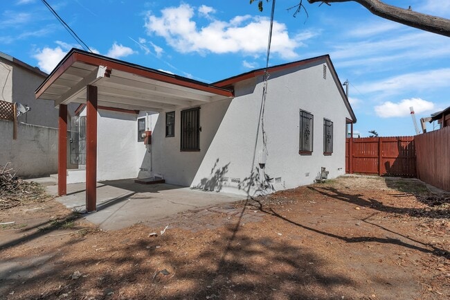 Building Photo - 905 N Albertson Ave