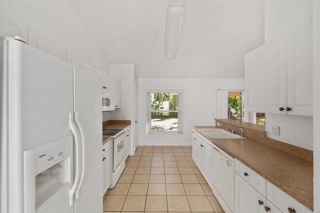 Building Photo - Spacious 3-Bedroom Home with Modern Open Floor Plan in Desirable Marion Oaks!
