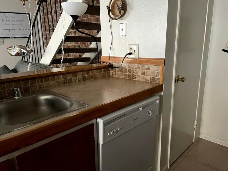 Building Photo - 8935 El Mirador Dr