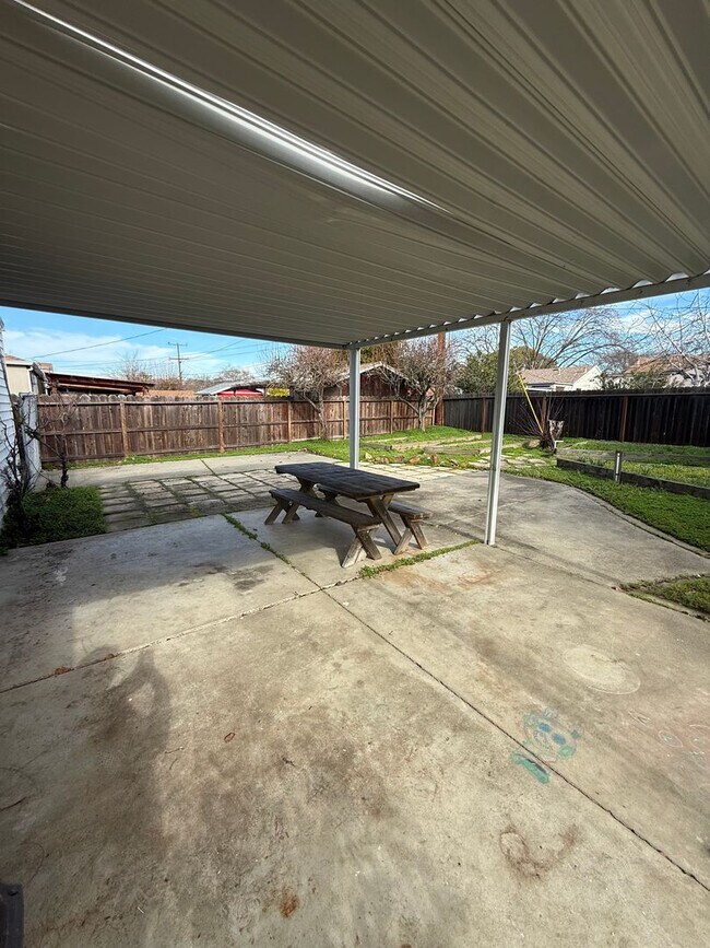 Building Photo - Easy Freeway access