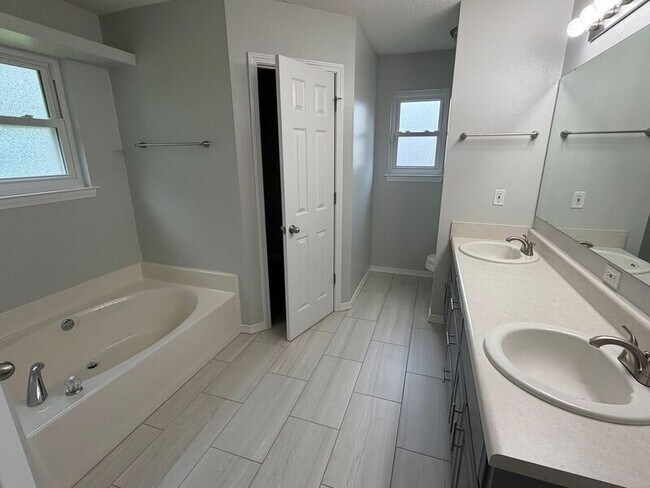 Building Photo - 4633 Ridge Pointe Dr