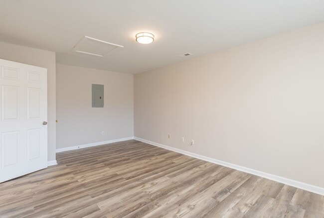 Building Photo - Beautiful 4 bed 2 bath home in Greensboro with fenced yard. Walk to coffee shop and restaurants.