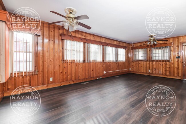 Building Photo - Spacious 3 Bedroom 2 Bathroom house on Qui...