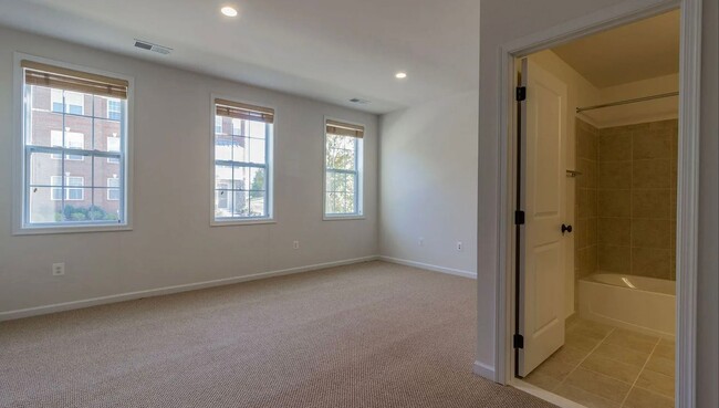 Building Photo - Stunning 3 Level, 3 Bed 3.5 Bath Townhome ...