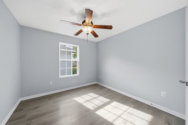 Building Photo - 8595 Parkway Dr