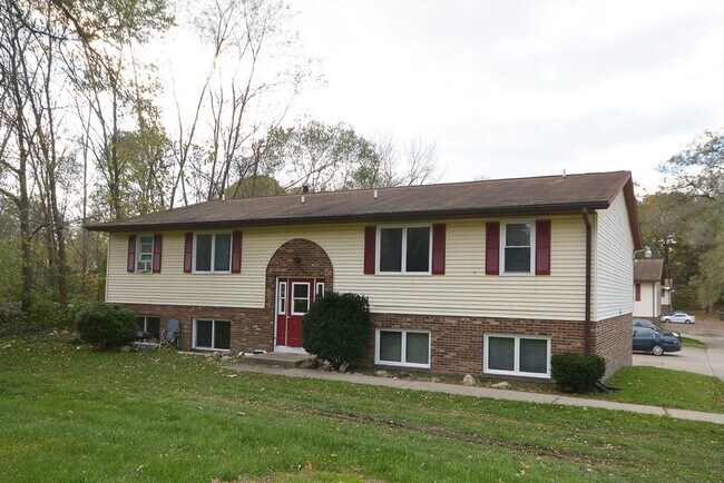 Building Photo - ***Ask about our Security Deposit Alternative!*** $899- Remodeled one bedroom apartment in Eastwood
