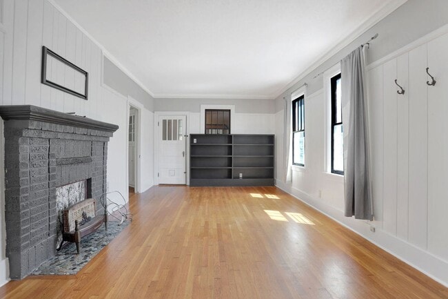 Building Photo - Charming bungalow downtown