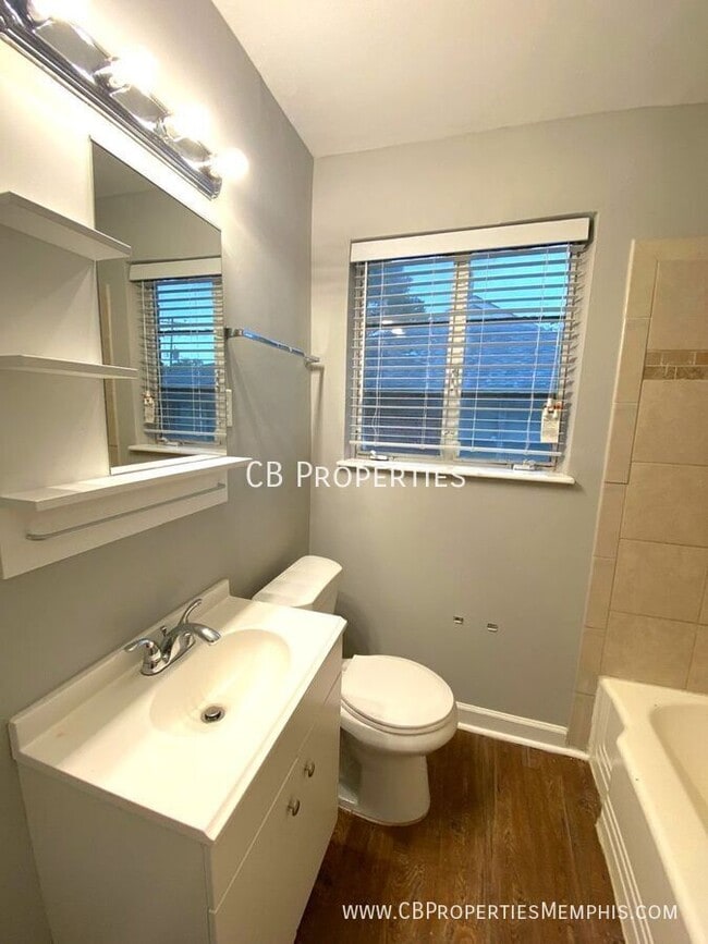 Building Photo - 1032 N Evergreen St