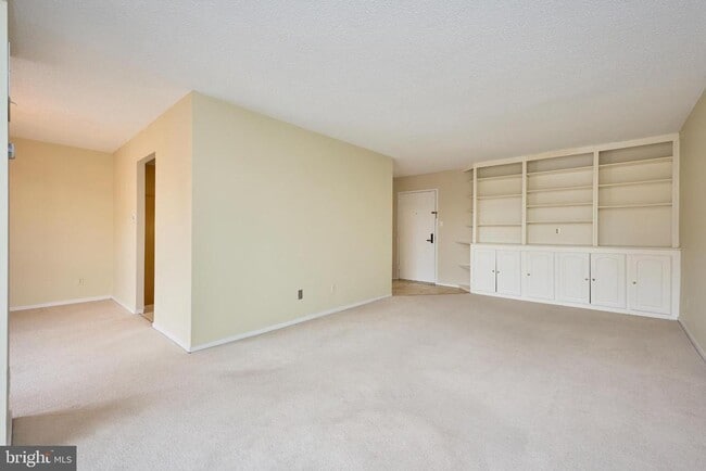 Building Photo - 2300 Pimmit Dr