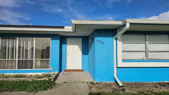 Building Photo - 3 Bedroom Pool Home in North Port - Rent I...