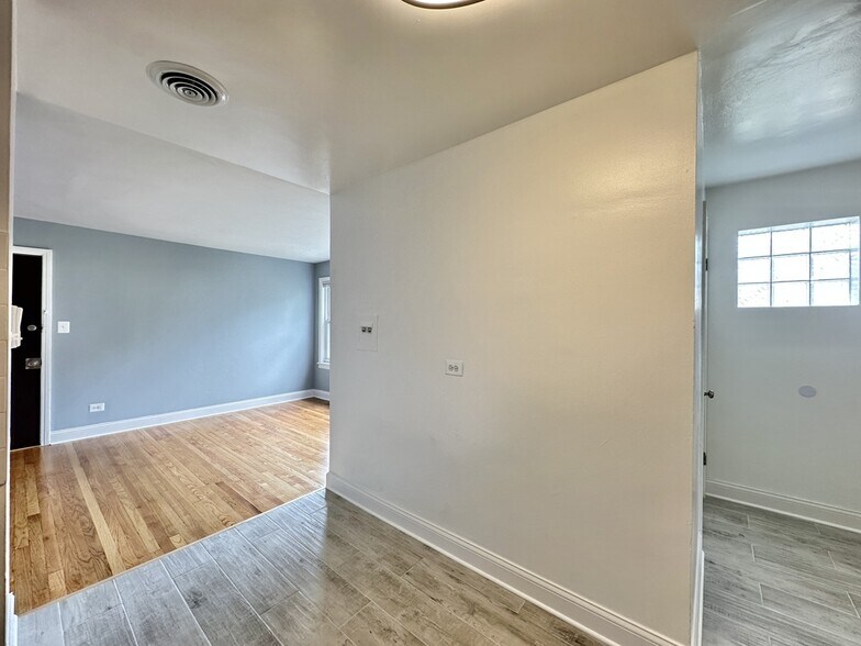 Building Photo - 6731 N California Ave