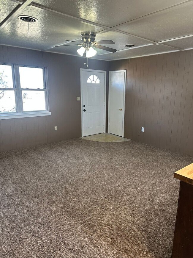 Building Photo - 4 Bed 2 Bath Available!