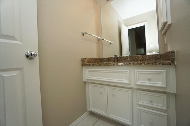 Building Photo - Location, Location! A Must-See Midtown Gem!