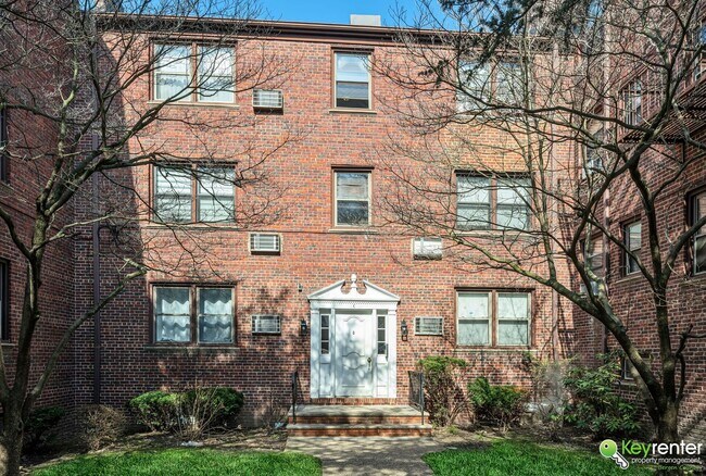 Building Photo - Renovated Studio with easy access to NYC