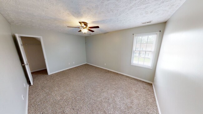 Building Photo - 4 Bedrooms in Sought After Neighborhood & ...