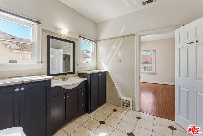 Building Photo - 727 Crenshaw Blvd