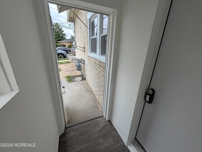 Building Photo - 121 Kossuth St