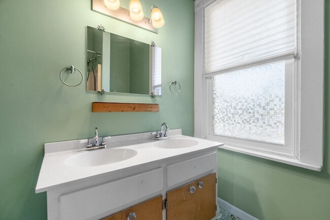 Building Photo - Classic Fan Rowhome for Lease