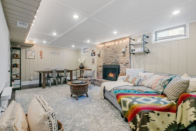 Building Photo - Charming 3 Bedroom Home Golden Valley