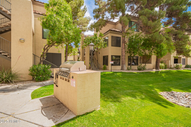 Building Photo - 4925 E Desert Cove Ave