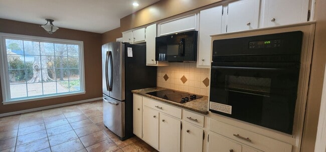 Building Photo - FRESH Paint!  Sprawling, Hurstbourne Ranch with Basement!  3 Bedrooms, 3 Full Baths, Hardwood Flo...