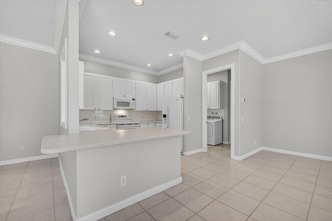 Building Photo - 121 Savona Dr
