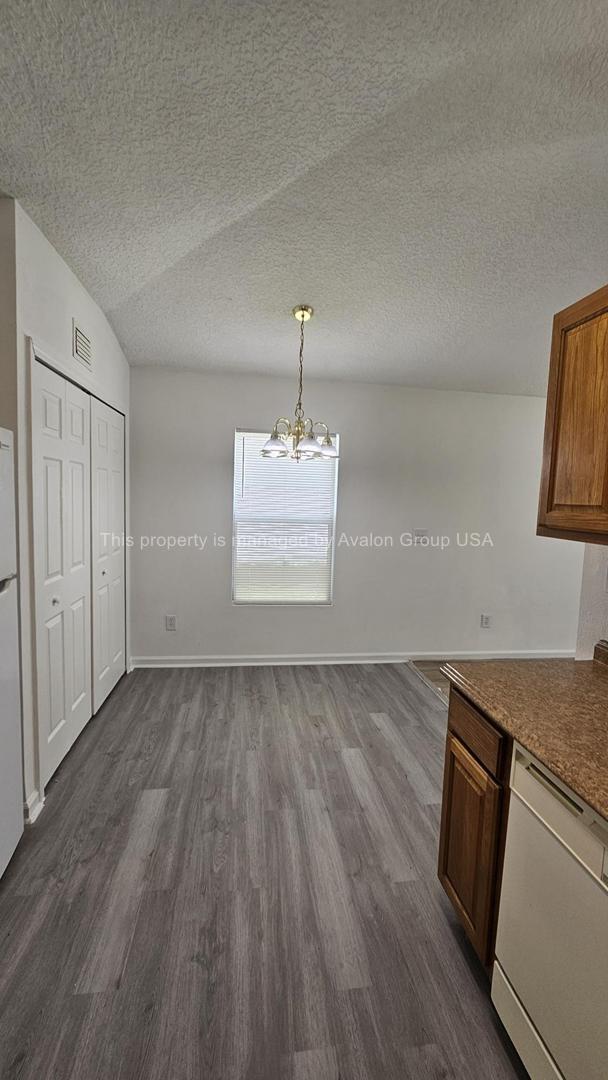 Building Photo - 9453 Thorn Glen Rd