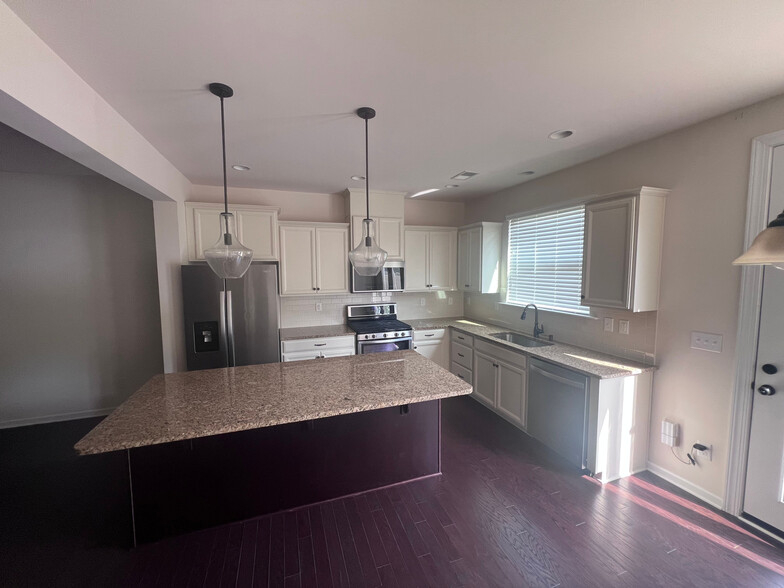 Building Photo - Room in Townhome on Glenburn Ln
