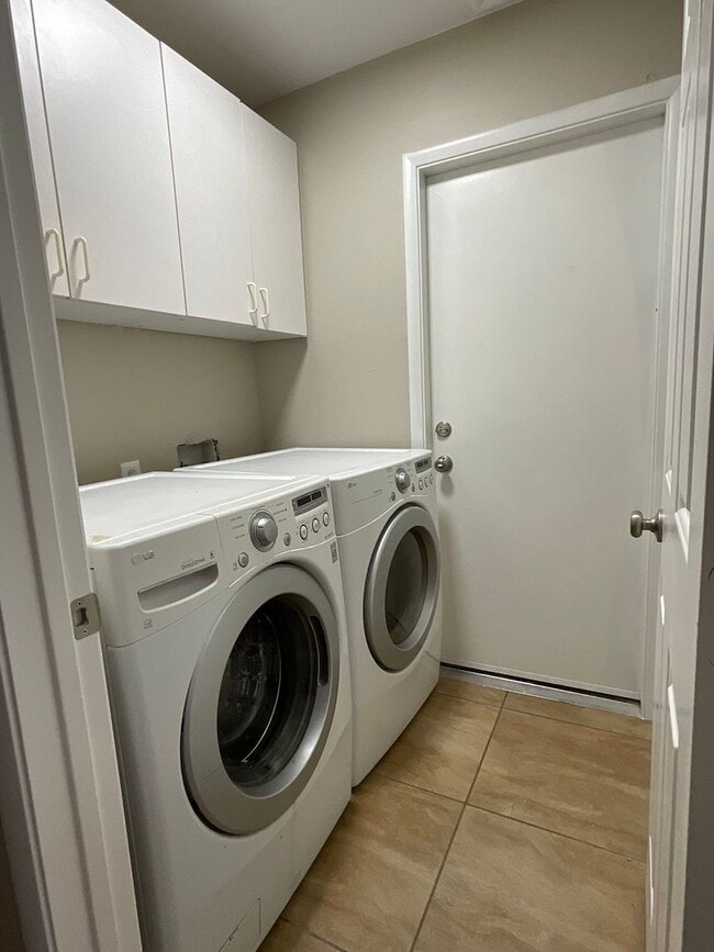 Building Photo - Single story beautiful home on corner, 3br...