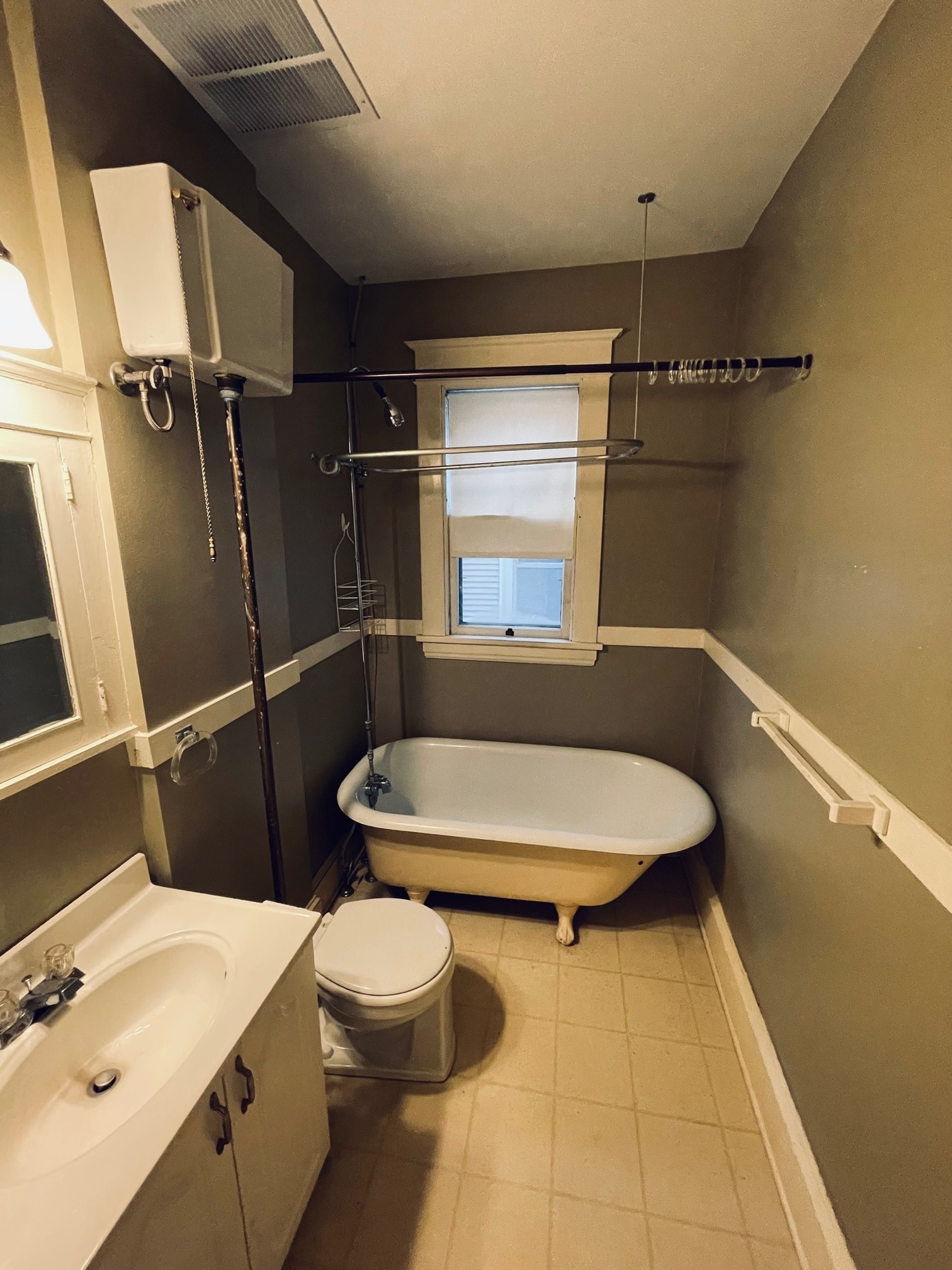 Clawfoot Tub - 1217 Grand Ave